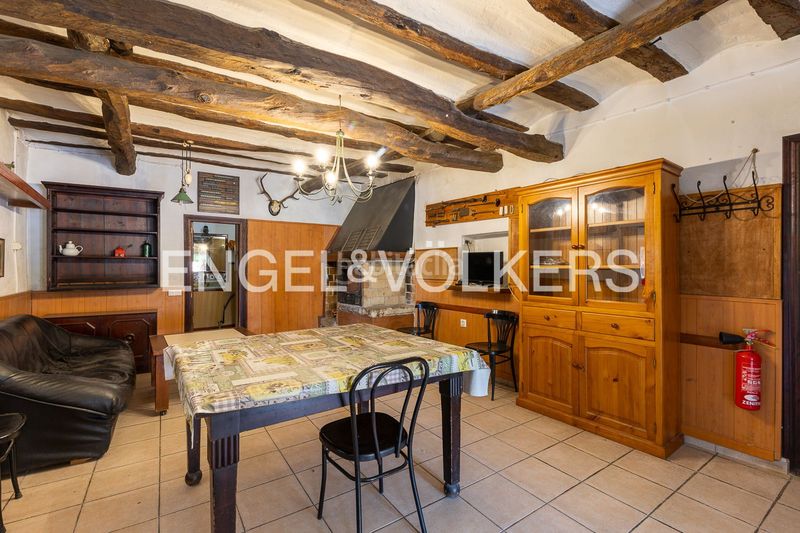 Foto 54100ad7-d7eb-48d5-b1ab-92814d8e4e29. Casa amb calefacció aparcament piscina a Eixample Alcoi