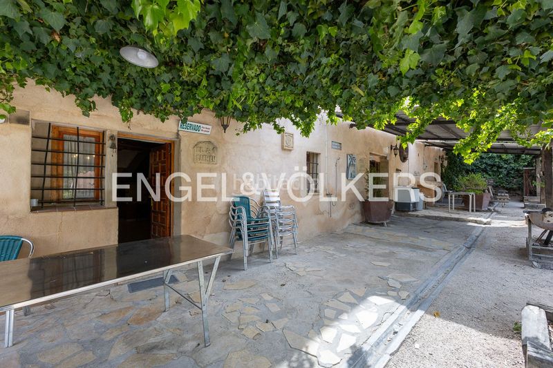 Foto 55f4c523-7e53-480e-bb52-47abcef1a0bb. Casa amb calefacció aparcament piscina a Eixample Alcoi