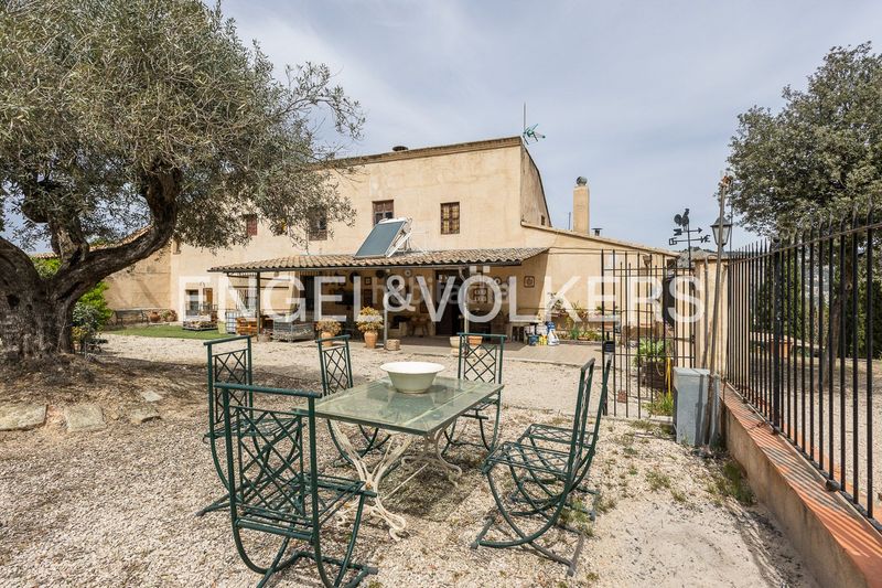 Foto 6186d1db-ac27-448c-9c7c-5a3a42c42053. Casa amb calefacció aparcament piscina a Eixample Alcoi