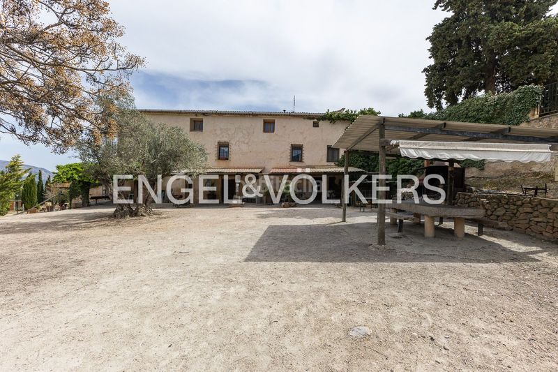 Foto 91ac15f2-dd44-4e9c-b3c6-a6c970fe0233. Casa amb calefacció aparcament piscina a Eixample Alcoi
