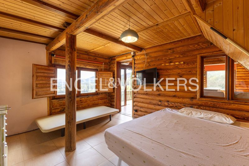 Foto 984a3ccc-01ae-4b1a-8887-b24a8230911d. Casa amb calefacció aparcament piscina a Eixample Alcoi