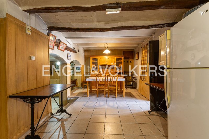 Foto a35d8e1f-622d-44f3-865a-2b73d2f003ad. Casa amb calefacció aparcament piscina a Eixample Alcoi