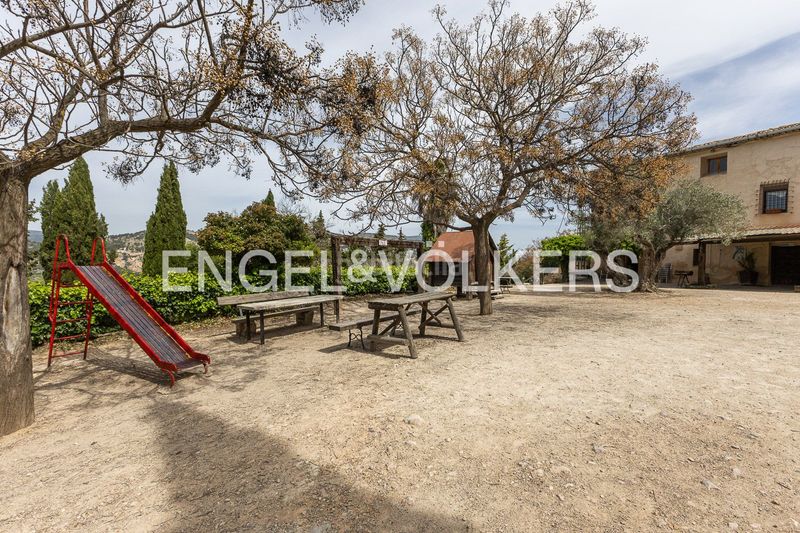 Foto c987f2ec-ff8e-4ca2-8205-19a76cd06241. Casa amb calefacció aparcament piscina a Eixample Alcoi