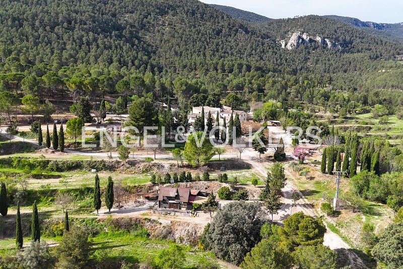 Foto d2eda2d1-c916-41a8-bc17-4e11876b4768. Casa amb calefacció aparcament piscina a Eixample Alcoi