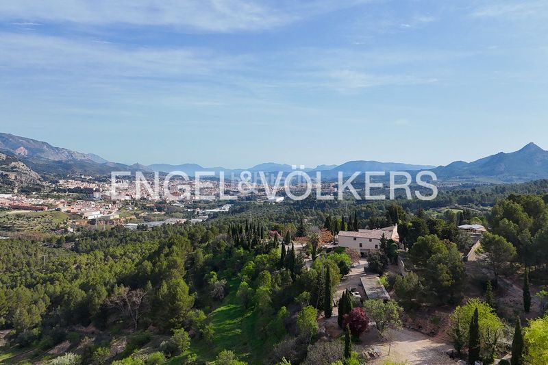Foto dafbb3d6-5e53-41b1-8786-3c691234bc62. Casa amb calefacció aparcament piscina a Eixample Alcoi