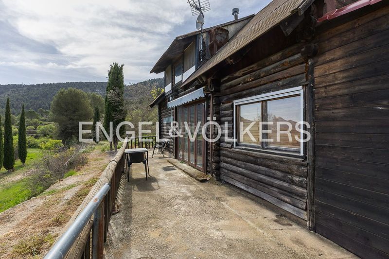 Foto f80c83d1-7390-48b5-8fd0-35a006e436d1. Casa amb calefacció aparcament piscina a Eixample Alcoi