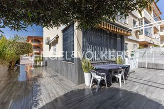 Flat in El Perelló. Apartamento moderno en primera línea de la playa del pouet