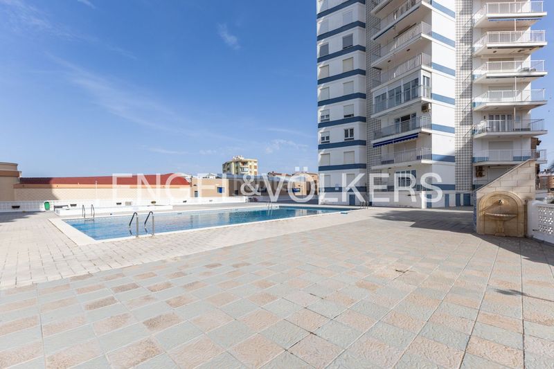 Foto c5f3f357-2dac-475f-9f60-424a355ec45e. Pis amb calefacció aparcament piscina a El Perelló Sueca