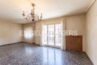 Pis a Gran Via. Piso a reformar en la calle ciscar