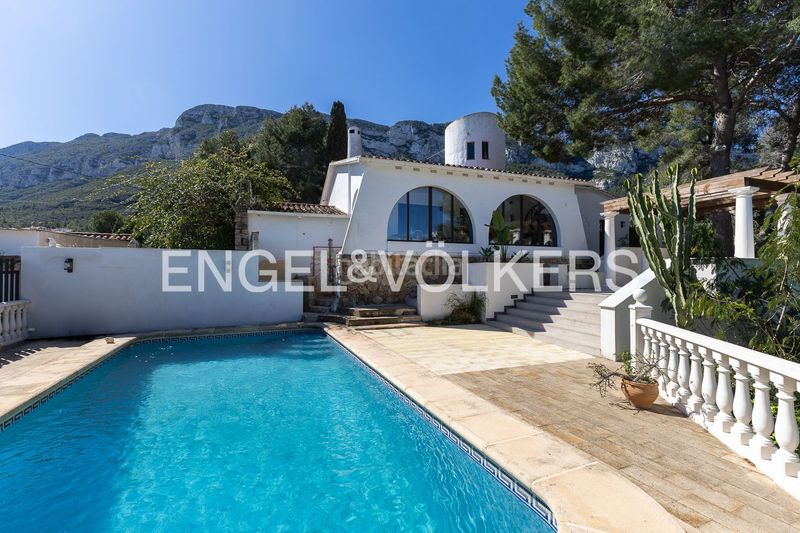 Foto a44ee32b-e984-4de3-811d-940a76ff22af. Casa amb calefacció aparcament piscina a El Montgó Dénia