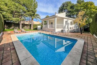 Rent House  Carrer 156. Estupendo chalet independiente en el plantio