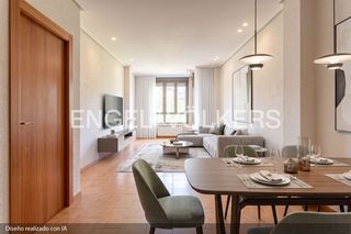 Piso en La Roqueta. Luminoso apartamento  para reformar en gran via ramon y cajal