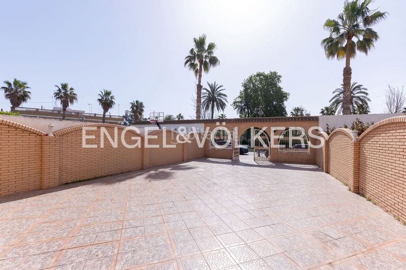 Foto 537e8bbd-1002-43d5-a666-d4081aeefc1a. Casa amb calefacció a Natzaret Valencia