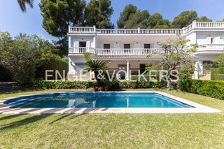 House in Monteamor-La Carrasca-El Peucal. Villa  con pista de tenis, piscina y vistas panorámicas en náque