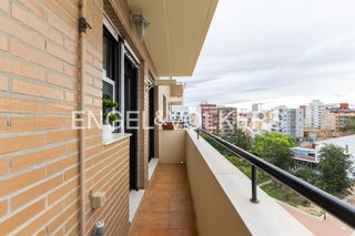 Rent Flat  Carrer de la indústria. Bonito piso sin amueblar frente al jardín de ayora