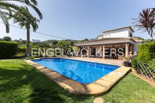 Mas à Partida Comunes-Adsubia. Exclusiva villa mediterránea en jávea con piscina, 6 habitacione
