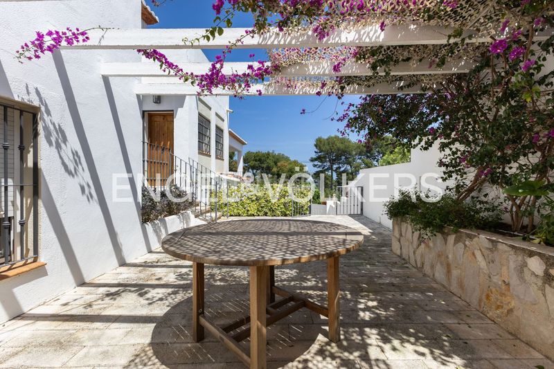 Foto 085d39e6-9ff0-493c-bf2c-2e75dae20cdd. Casa amb calefacció aparcament piscina a Las Rotas / Les Rotes Dénia