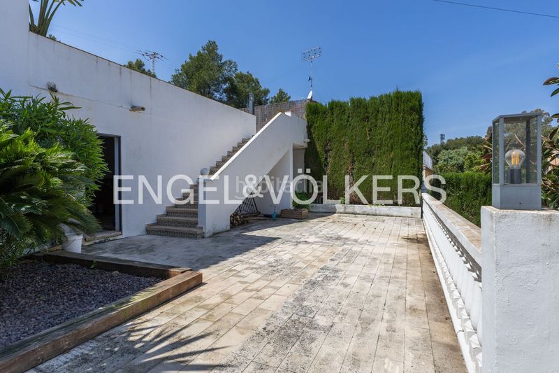 Foto 1dc18e80-7a3a-48ac-a8a5-8f2136d3a300. Casa amb calefacció aparcament piscina a Las Rotas / Les Rotes Dénia