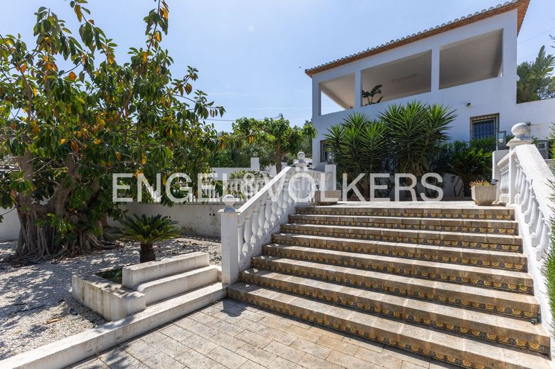 Foto 8783477f-ddfa-496b-b064-f16757b21235. Casa amb calefacció aparcament piscina a Las Rotas / Les Rotes Dénia