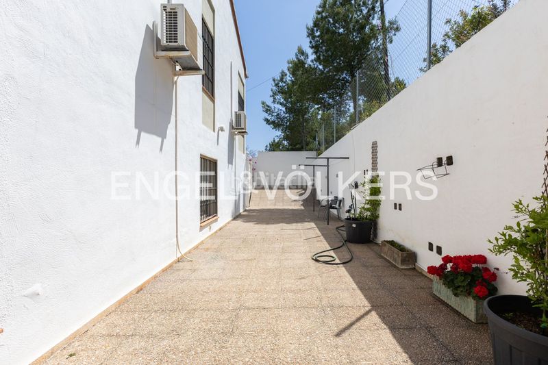 Foto 95b74e89-2a0f-4f94-980d-70966a0a3627. Casa amb calefacció aparcament piscina a Las Rotas / Les Rotes Dénia