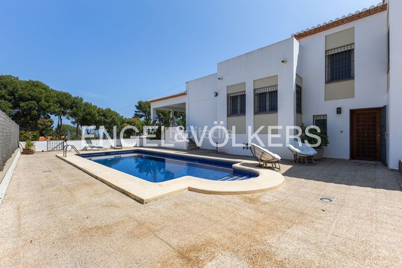 Foto c6f74603-9fb8-4e6f-b282-5101a7d32f87. Casa amb calefacció aparcament piscina a Las Rotas / Les Rotes Dénia
