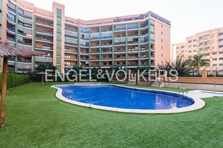 Rent Flat in Valterna. Bonito piso en la urbanización con piscina y parking en  paterna