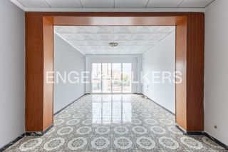 Flat in Saladar. 165 m de vivienda con gran potencial de reforma junto al centro