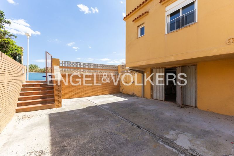 Foto 5ba261fc-911a-4fba-84e8-62cb8efeb371. Casa amb calefacció aparcament a Mareny de Barraquetes Sueca