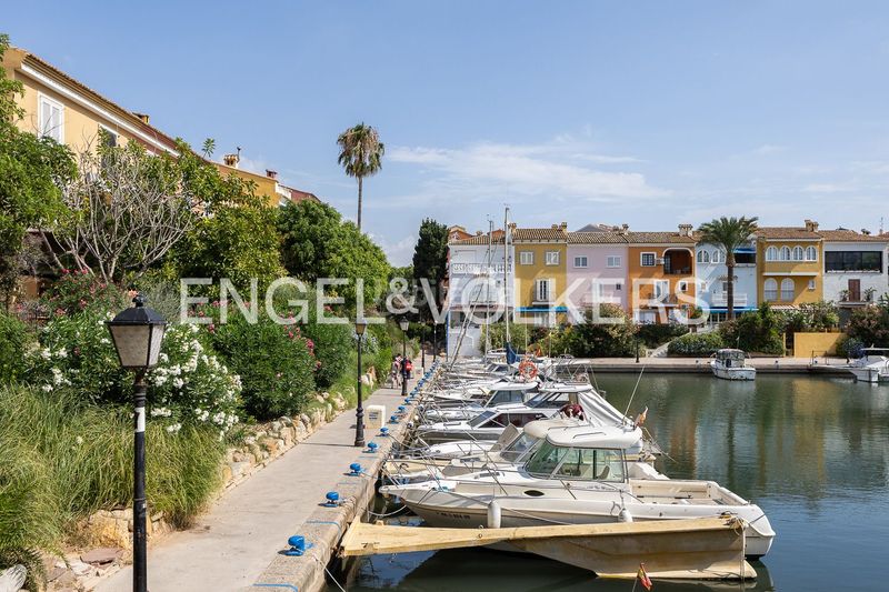 Foto bf6eb717-a7ab-4125-a521-d0df94525cec. Casa amb calefacció aparcament a Port Saplaya Alboraya