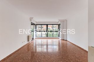 Miete Etagenwohnung  Carrer del clariano. Espacioso piso sin amueblar en zona universitaria