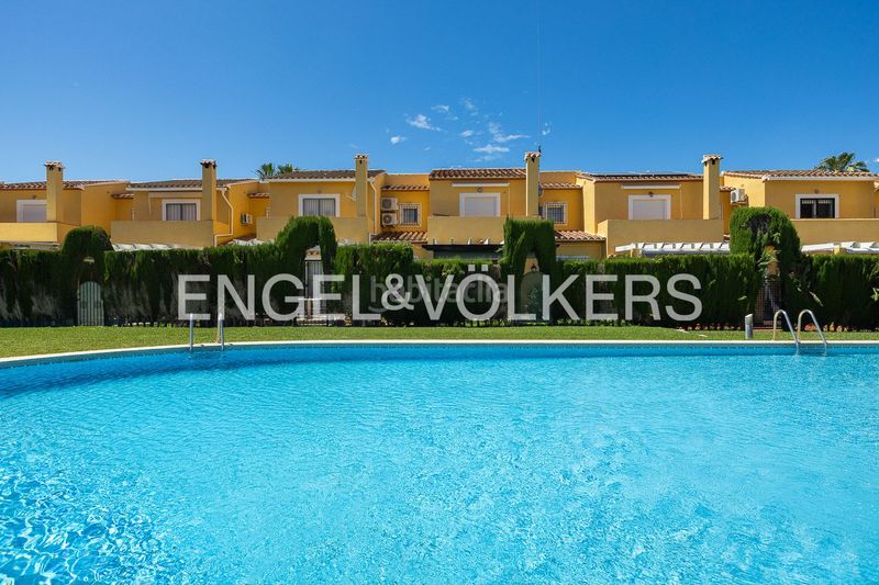 Foto 33fd1984-49a2-419d-bedb-f54fe8574fa6. Casa amb calefacció aparcament piscina a Les Bassetes - El Marjal Dénia