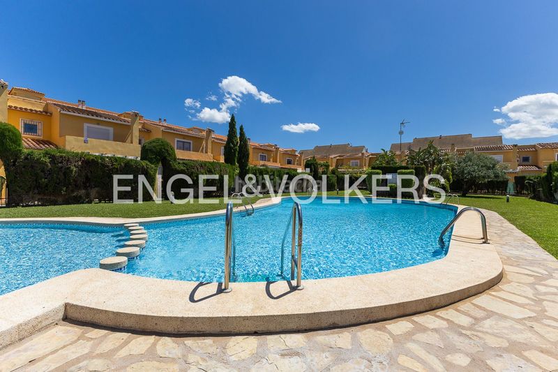Foto 3bd9eb9f-c0ce-48f9-b184-178db60d8d1e. Casa amb calefacció aparcament piscina a Les Bassetes - El Marjal Dénia