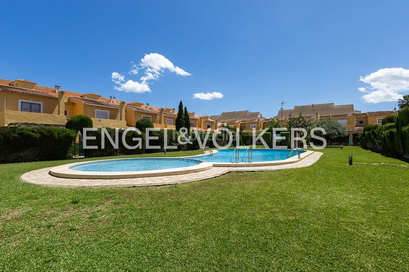Foto 5aaee85a-c433-4ce5-a99a-0d2ff2eb2bca. Casa amb calefacció aparcament piscina a Les Bassetes - El Marjal Dénia