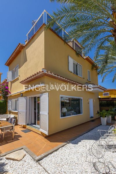 Foto 64567576-58c3-4365-8716-5e112452cd7b. Casa amb calefacció aparcament piscina a Les Bassetes - El Marjal Dénia
