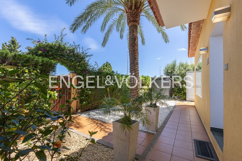Foto 81636a3f-eafa-4f68-be48-8d4e43fd9450. Casa amb calefacció aparcament piscina a Les Bassetes - El Marjal Dénia