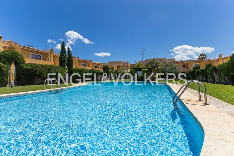 Foto 86461a1c-6da8-46cd-bbe0-d14b0c084faf. Casa amb calefacció aparcament piscina a Les Bassetes - El Marjal Dénia