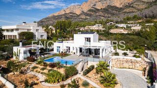 Country house in Montgó - Ermita. Villa de lujo contemporánea con vistas verdes abiertas y el mont