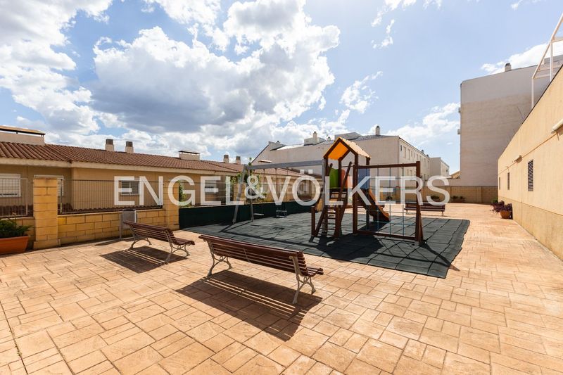 Foto 5f227d8f-98d5-454c-9372-4e89a5409bf8. Casa amb calefacció aparcament piscina a Casco Urbano Náquera