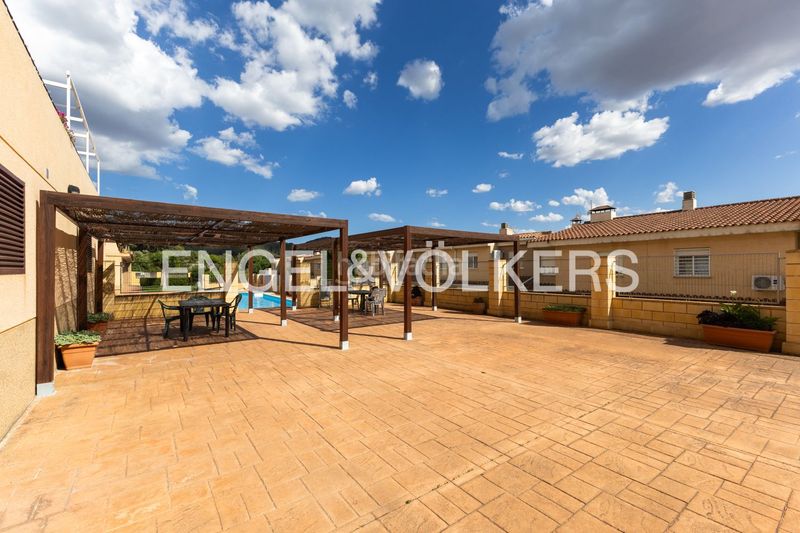 Foto f69175fa-b47e-4acc-9bc4-4f0bbba281a0. Casa amb calefacció aparcament piscina a Casco Urbano Náquera