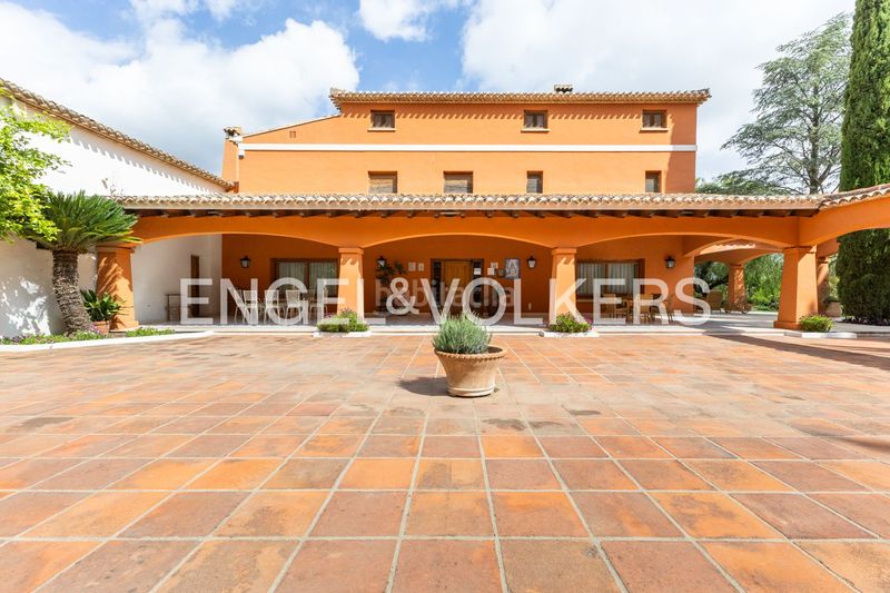 Foto baa20c19-f9ed-463f-8d61-e632c54e118d. Casa amb calefacció aparcament piscina a Centro Ontinyent