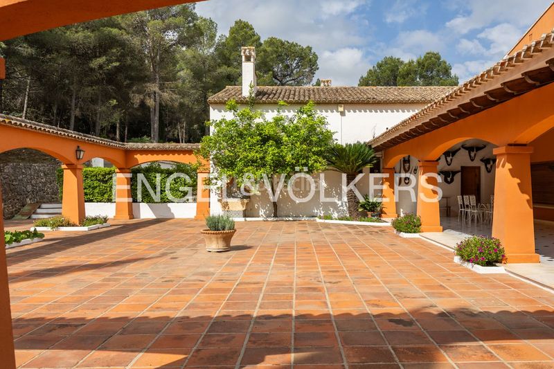 Foto ce21e86e-d299-40ad-a349-c614e79680c8. Casa amb calefacció aparcament piscina a Centro Ontinyent