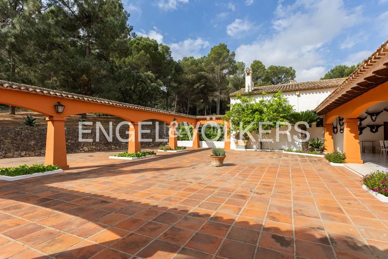 Foto d298e85a-89ab-4d73-97c8-68f7ee488dc1. Casa amb calefacció aparcament piscina a Centro Ontinyent