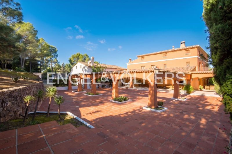 Foto e4cadd96-3b07-4069-8047-985458644773. Casa amb calefacció aparcament piscina a Centro Ontinyent