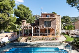 House  Paseo de la costera. Villa reformada con jardín de ensueño y apartamento independient