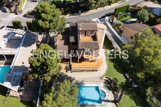 Maison  Paseo de la costera. Villa reformada con jardín de ensueño y apartamento independient