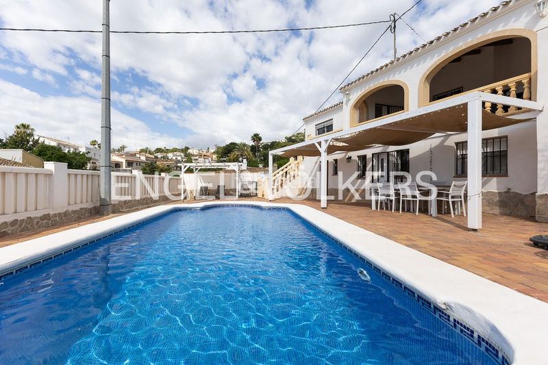 Foto da0cb9a4-ac27-4b5c-88e9-79e26841896e. Casa amb calefacció aparcament piscina a Puerto Xàbia