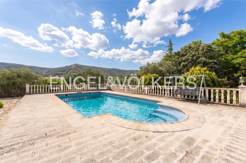 Foto febe18af-5ccd-45f8-8438-212ede2be86e. Casa amb calefacció aparcament piscina a Enguera