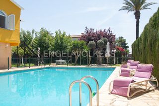 Casa a El Grao. Villa encantadora con piscina a 3 minutos del mar.