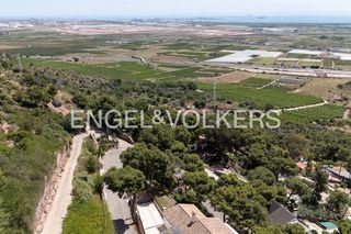 Terreno residencial en Centro-El Castillo. Parcela elevada con orientación privilegiada para vivienda unifa