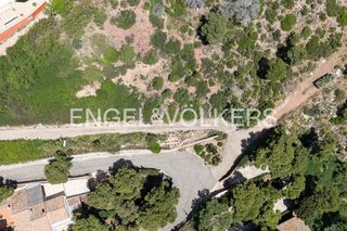 Terreno residencial en Centro-El Castillo. Parcela elevada con orientación privilegiada para vivienda unifa